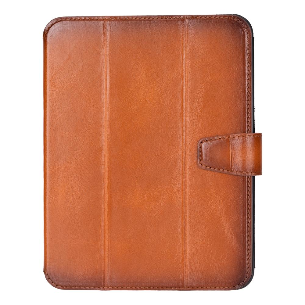Katlanmış ve kayışlı kapamalı kahverengi deri tablet kılıfı.