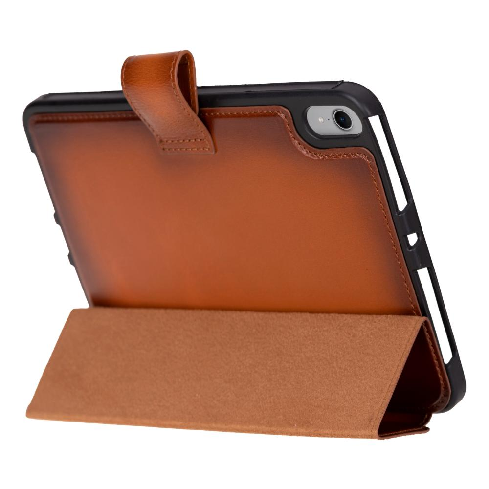 Kamera boşluklu, dik duran kahverengi deri tablet kılıfı.