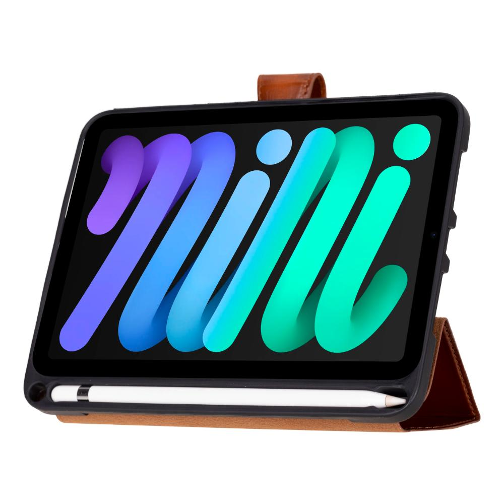 Kahverengi deri kılıflı tablet ve kalem gösterilmektedir.