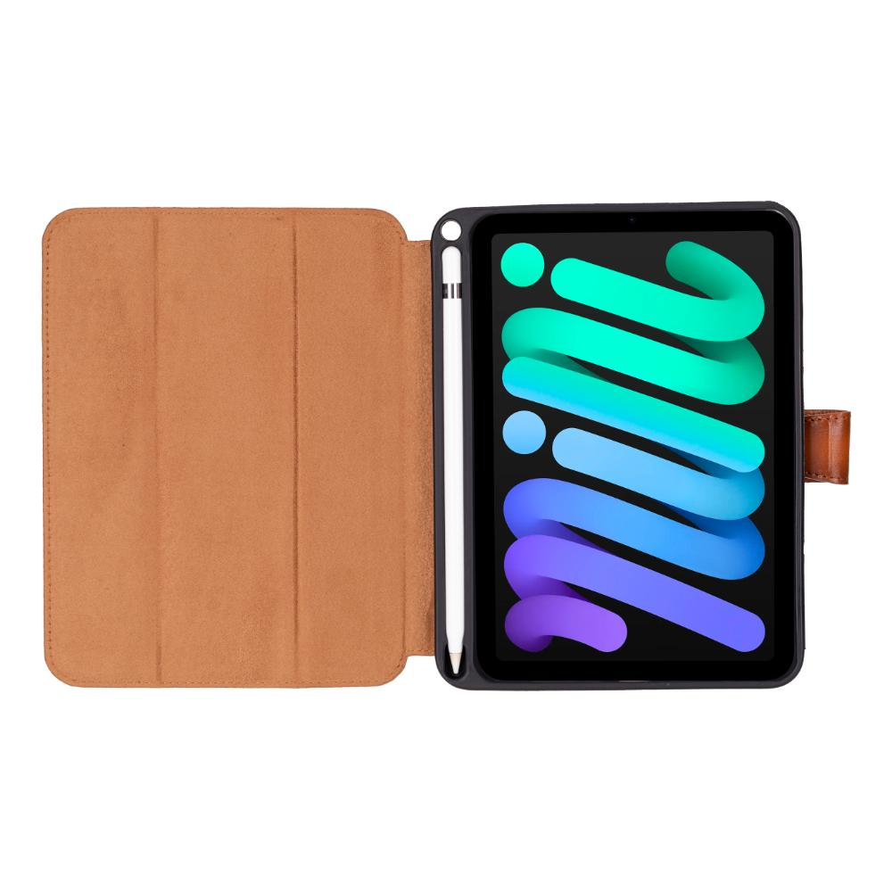 Açık kahverengi tablet kılıfı, renkli duvar kağıtlı tablet ve kalem ortaya çıkarıyor.