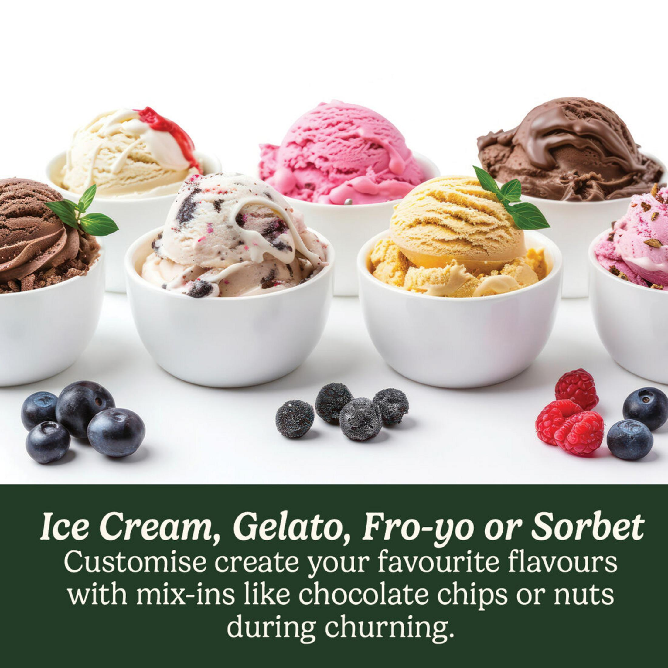 Różne smaki lodów w białych miseczkach, udekorowane jagodami i miętą.