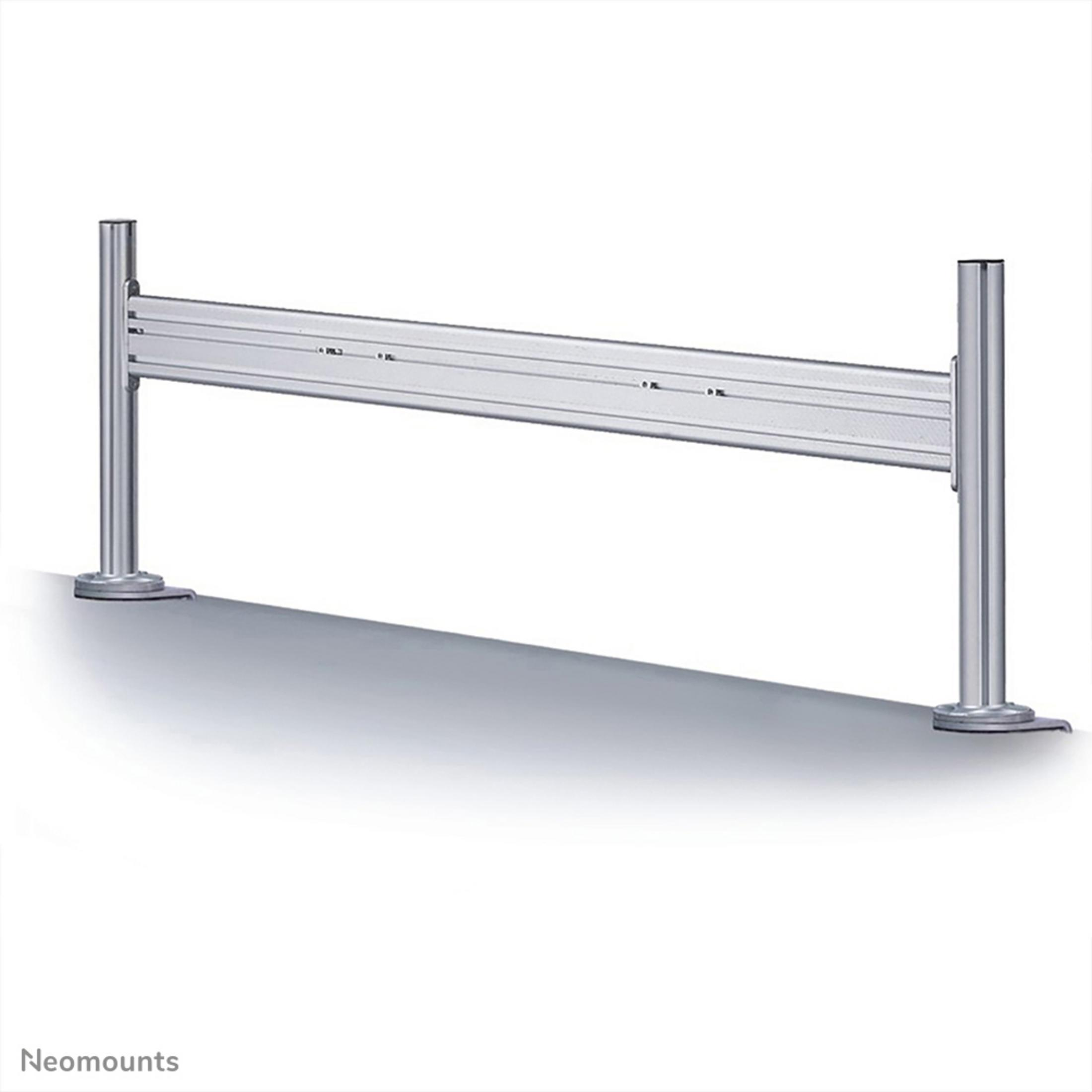 Een zilverkleurig metalen frame met twee verticale steunen en één horizontale balk.