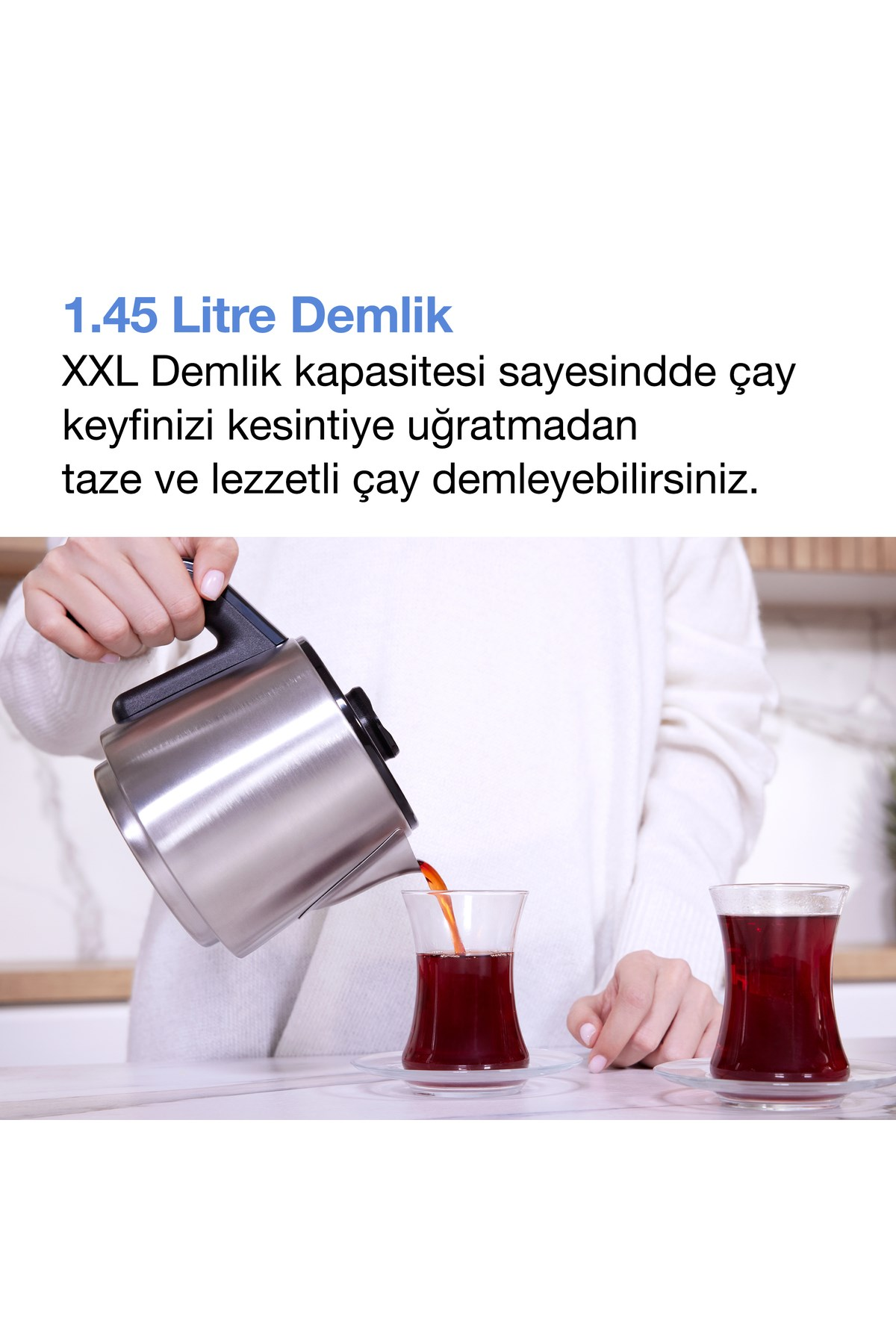 Bir kişi gümüş demlikten bardağa çay döküyor.