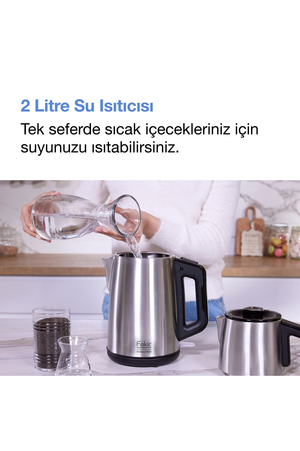 Kadın, sürahiden bir su ısıtıcısına su döküyor. Yanında bir bardak çay var.