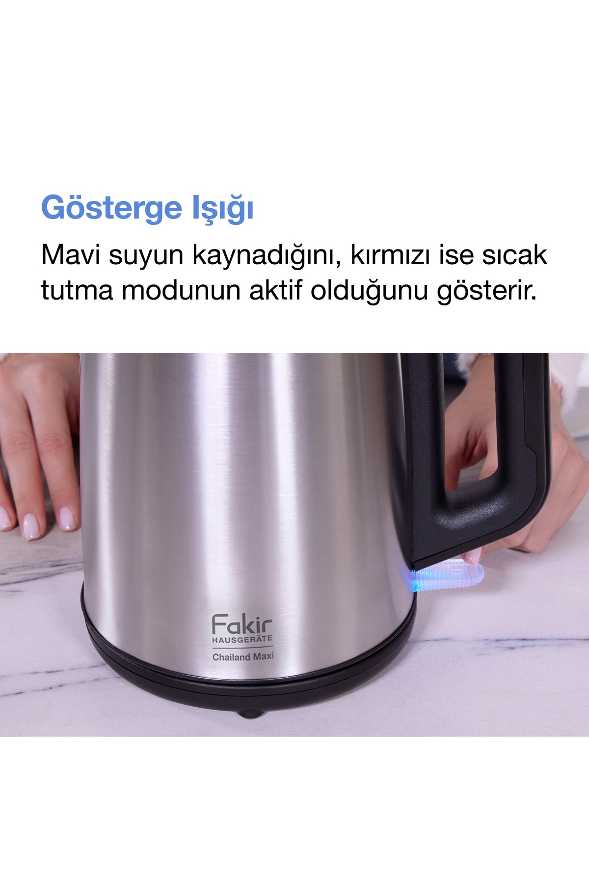 Gümüş renkli, kulpa yanında mavi ışıklı su ısıtıcısı. Fakir logosu gövdede görünüyor.