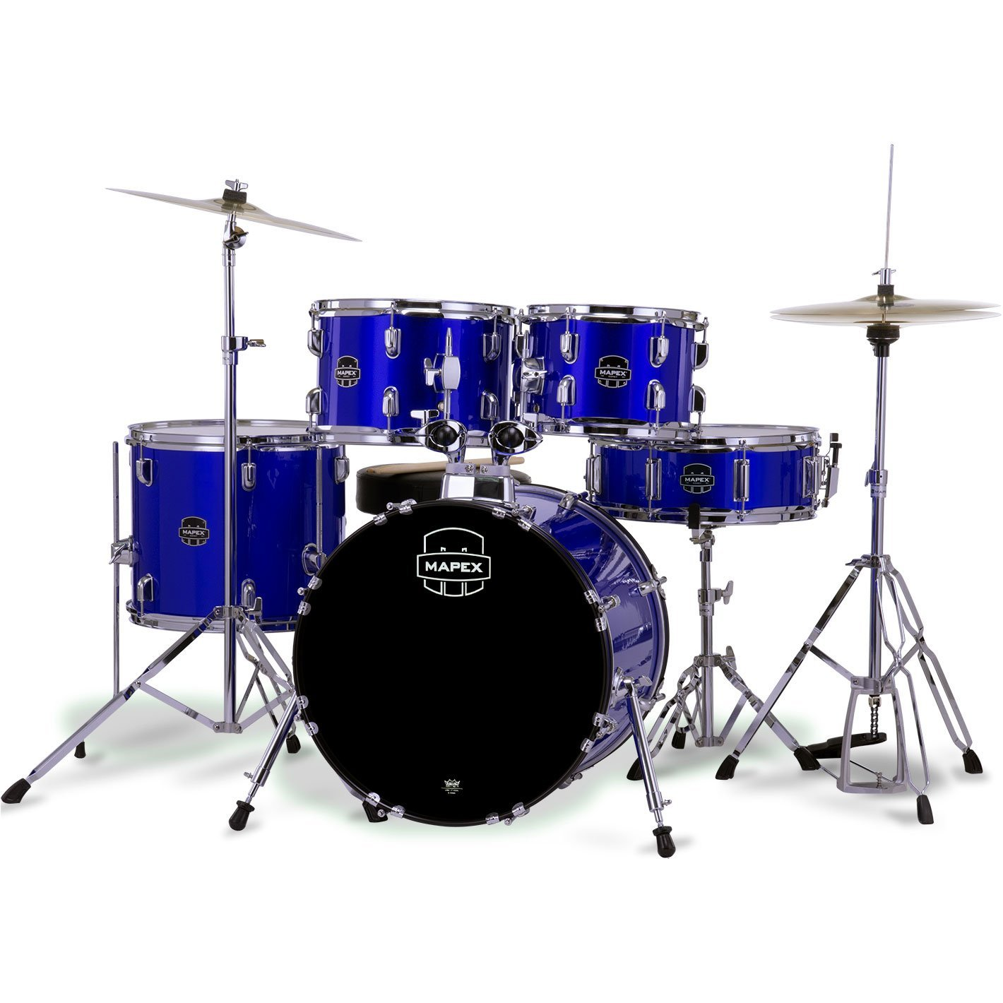 Siyah bas davulu ve gümüş zil setinden oluşan mavi bir Mapex davul seti.