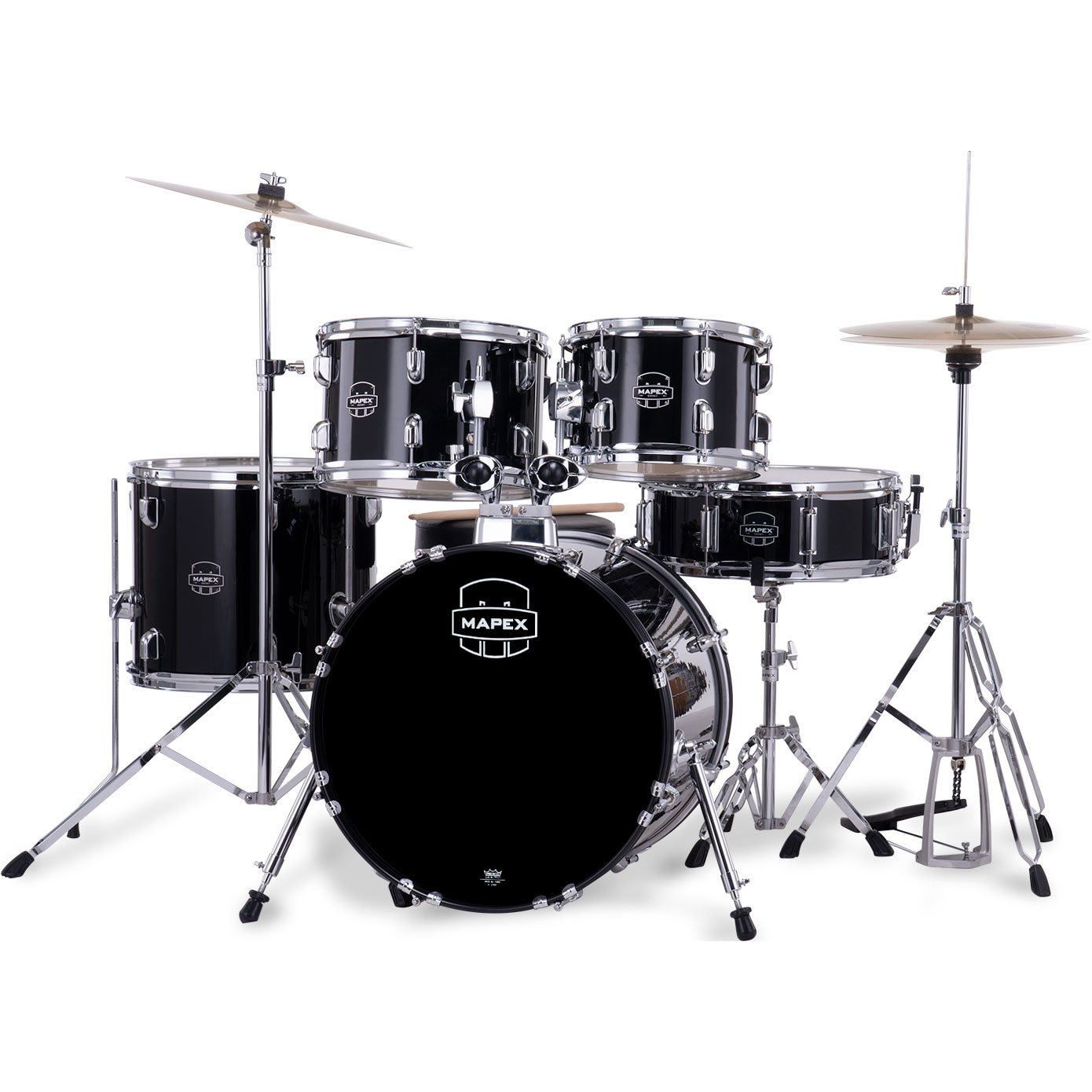 Siyah Mapex bateri seti, bas davul, trampet, tom ve ziller dahil krom donanımlıdır.