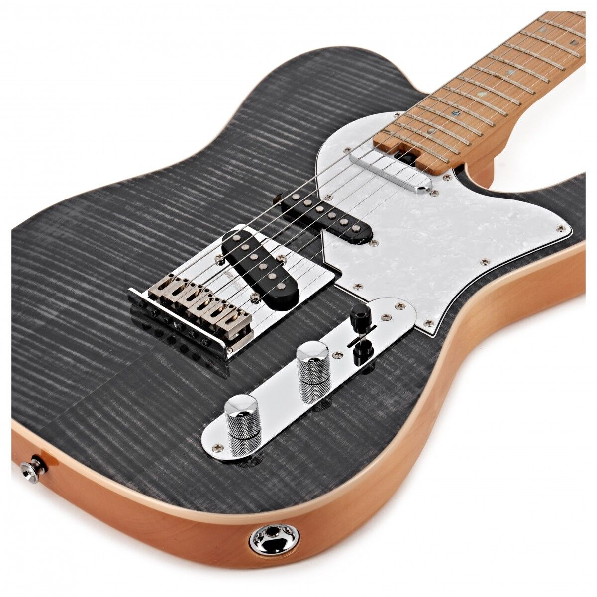 Ahşap damarlı, gümüş donanımlı siyah elektro gitar.