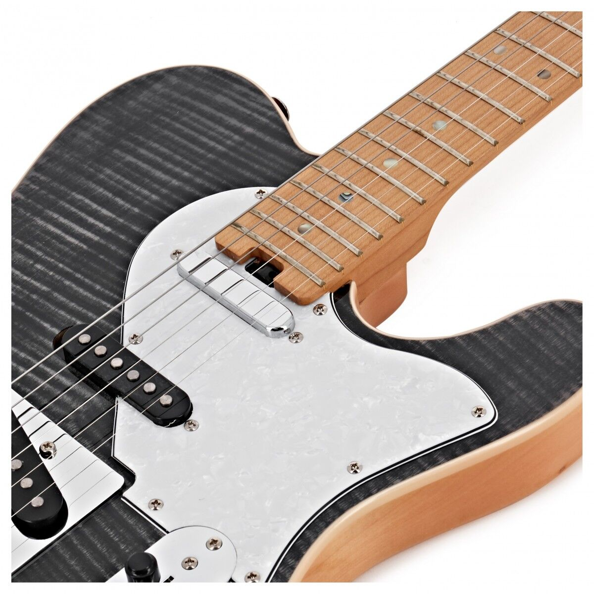 Koyu gövdeli, açık renkli klavyeli ve beyaz pena korumalı elektro gitarın yakın çekimi.