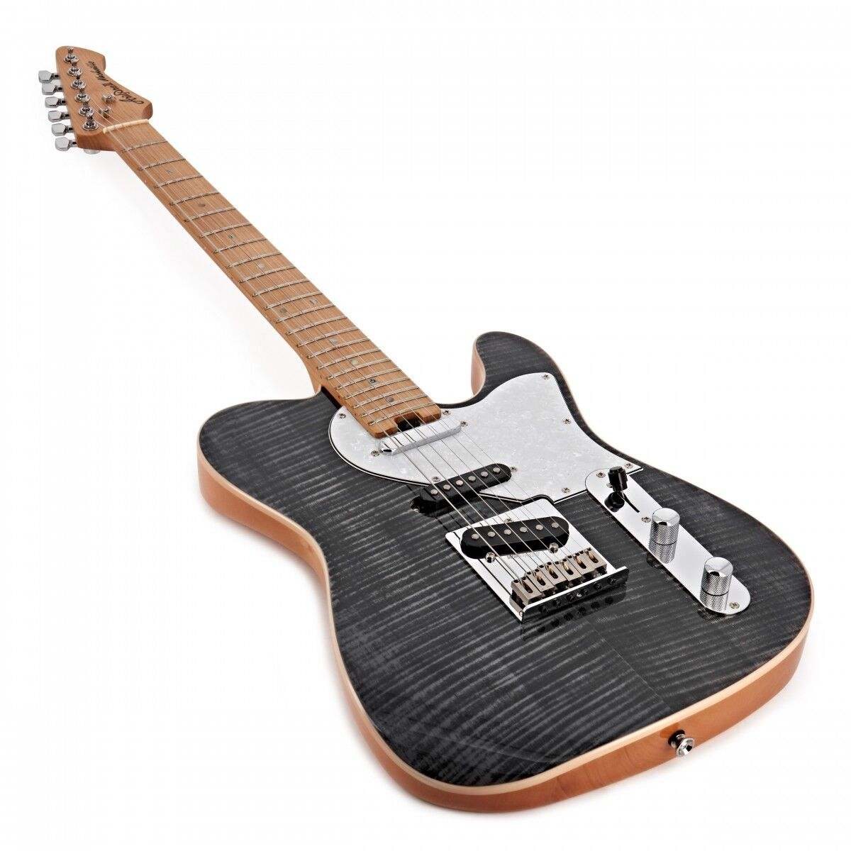 Açık ahşap klavyeli ve gümüş donanımlı siyah elektro gitar.