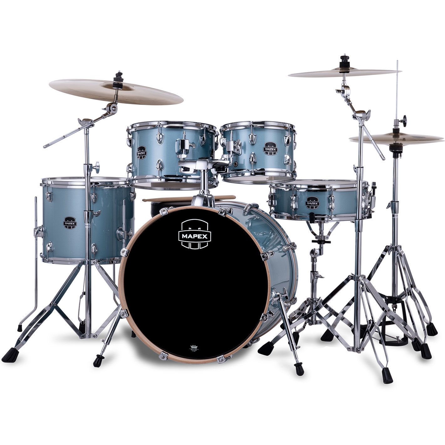 Beyaz arka plan üzerinde açık mavi bir Mapex davul seti, zil ve sehpalar.