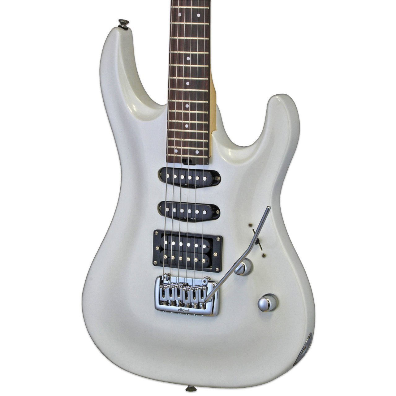 Koyu klavyeli ve gümüş donanımlı beyaz elektro gitar.
