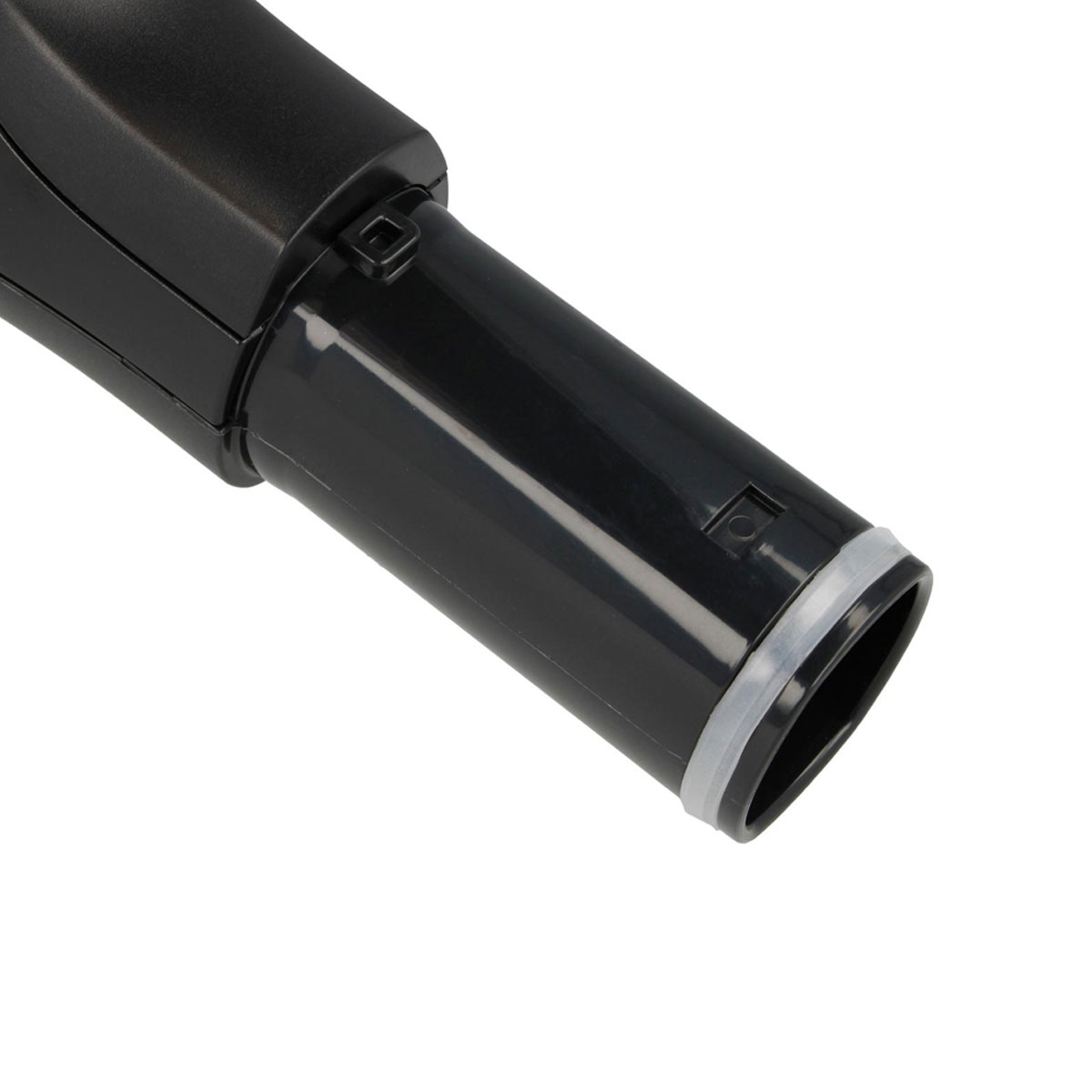 Primo piano di un tubo aspirapolvere nero con anello di tenuta in gomma all'estremità.
