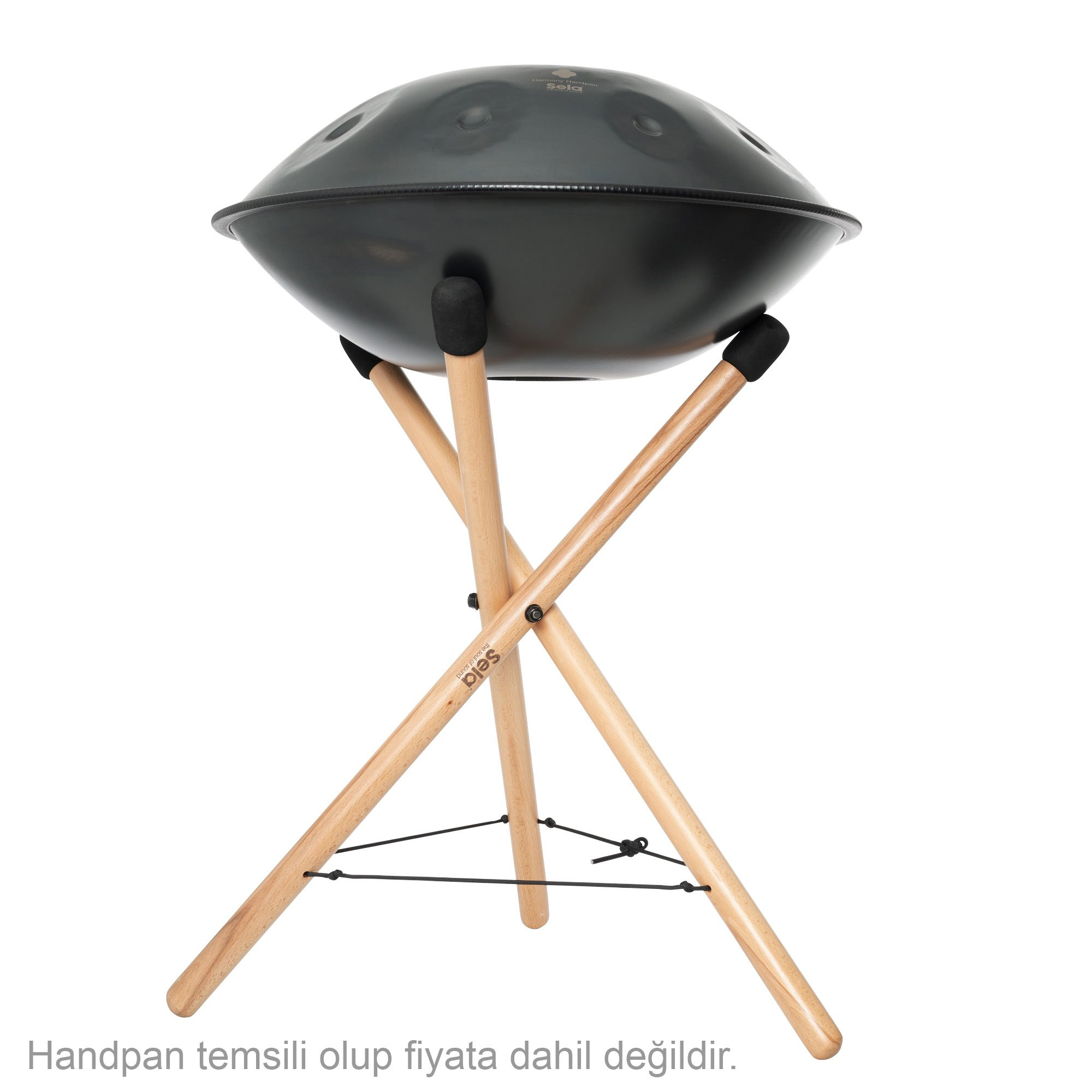 Dört ayaklı ahşap sehpa üzerinde duran siyah handpan.