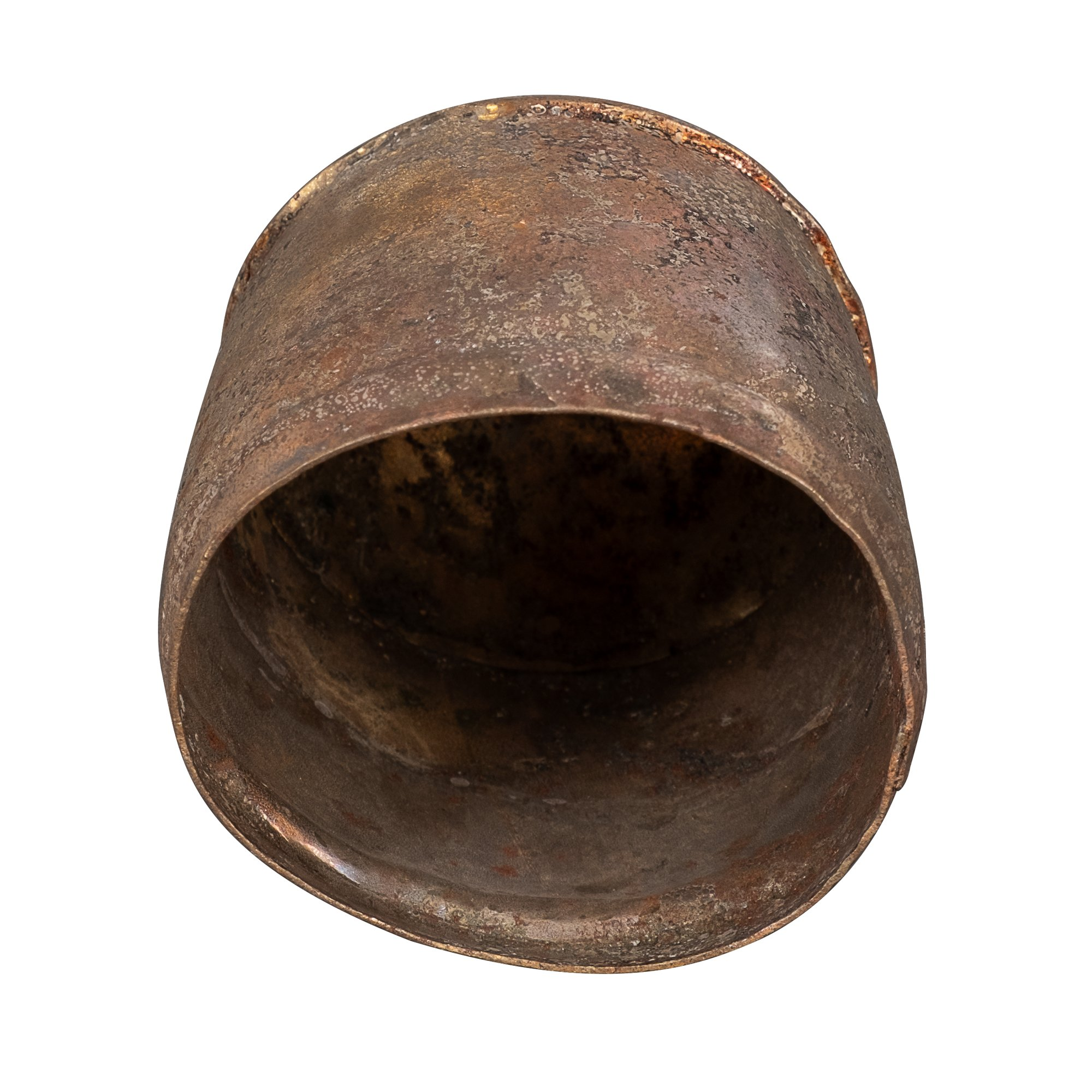 Açık uçlu, paslı, silindirik metal boru.