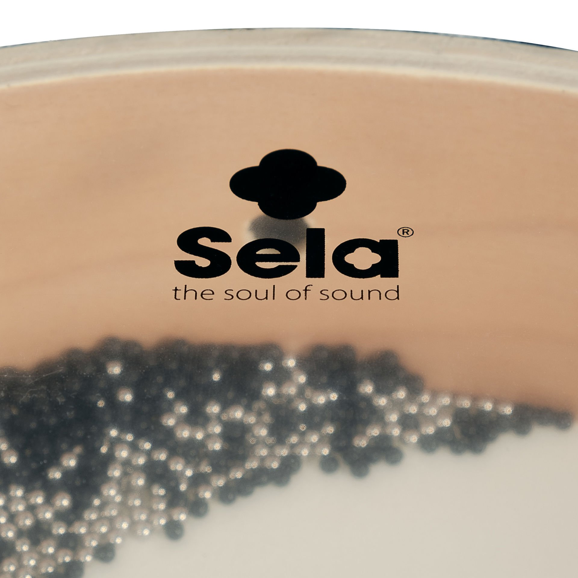 Altında küçük toplar bulunan bir enstrümanda Sela logosu.