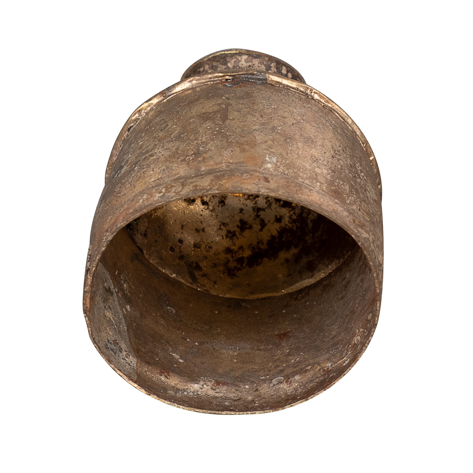 Dar üst kenarlı ve geniş ağızlı, yıpranmış, yuvarlak metal kase.