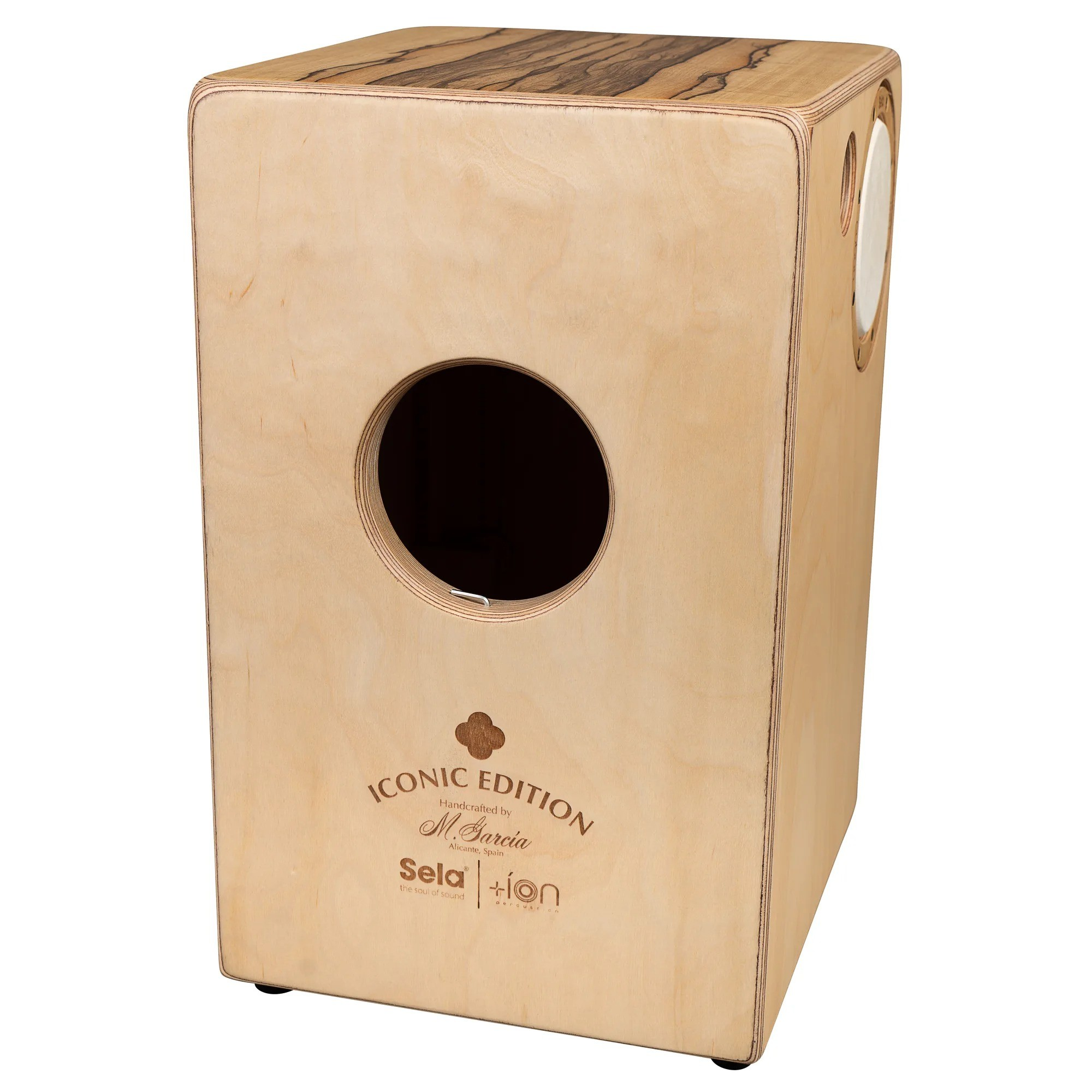 Ön ve yan delikli ahşap cajon. Üzerinde yazı bulunur.