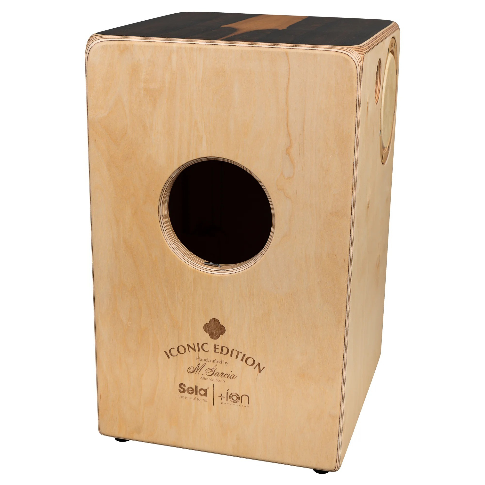Yuvarlak ses deliği ve logolu ahşap cajon. Desenli koyu kapak.