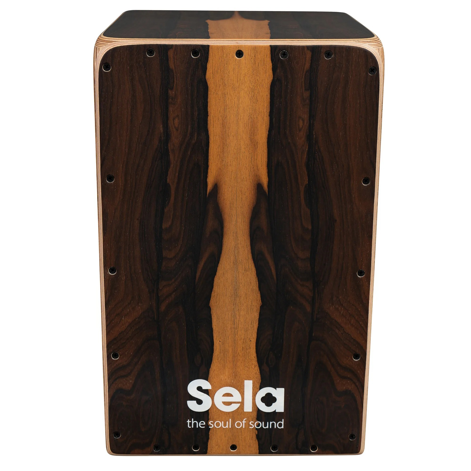 Ortasında açık kahverengi şeritli koyu ahşap cajon. Sela logosu.