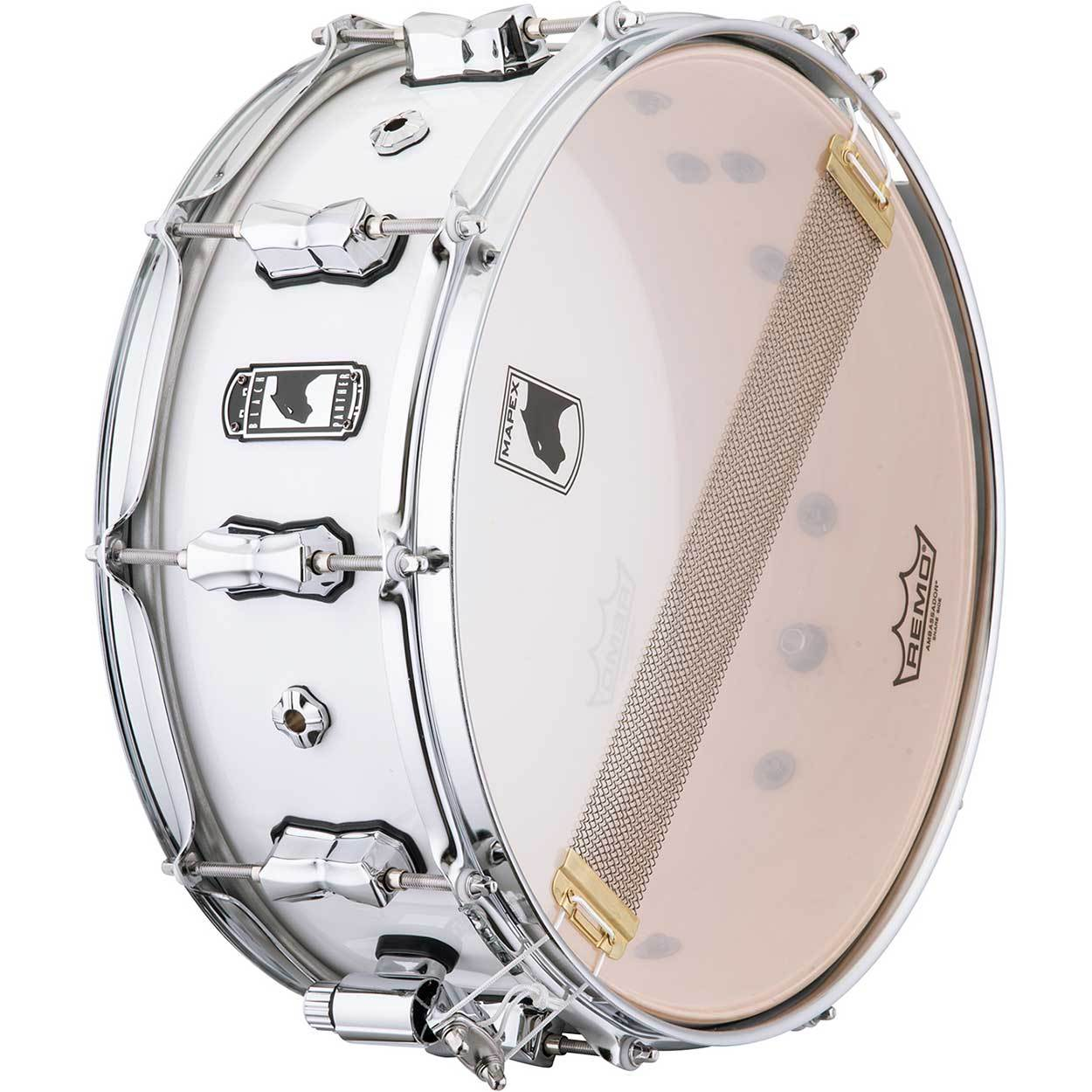 Gümüş halkalı ve siyah logolu beyaz bir Mapex trampet.