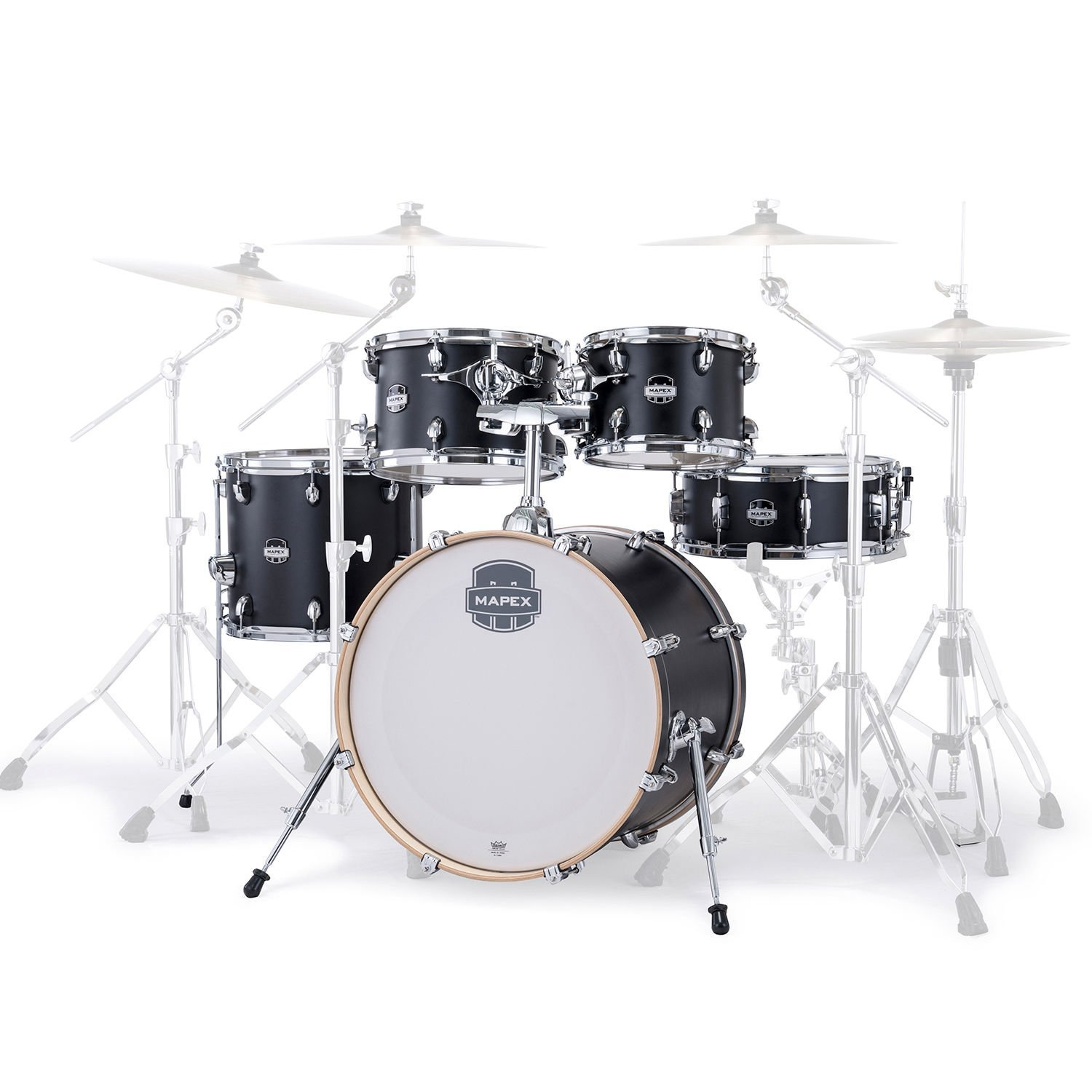 Büyük bas davulu ve birkaç tonlu siyah Mapex davul seti.
