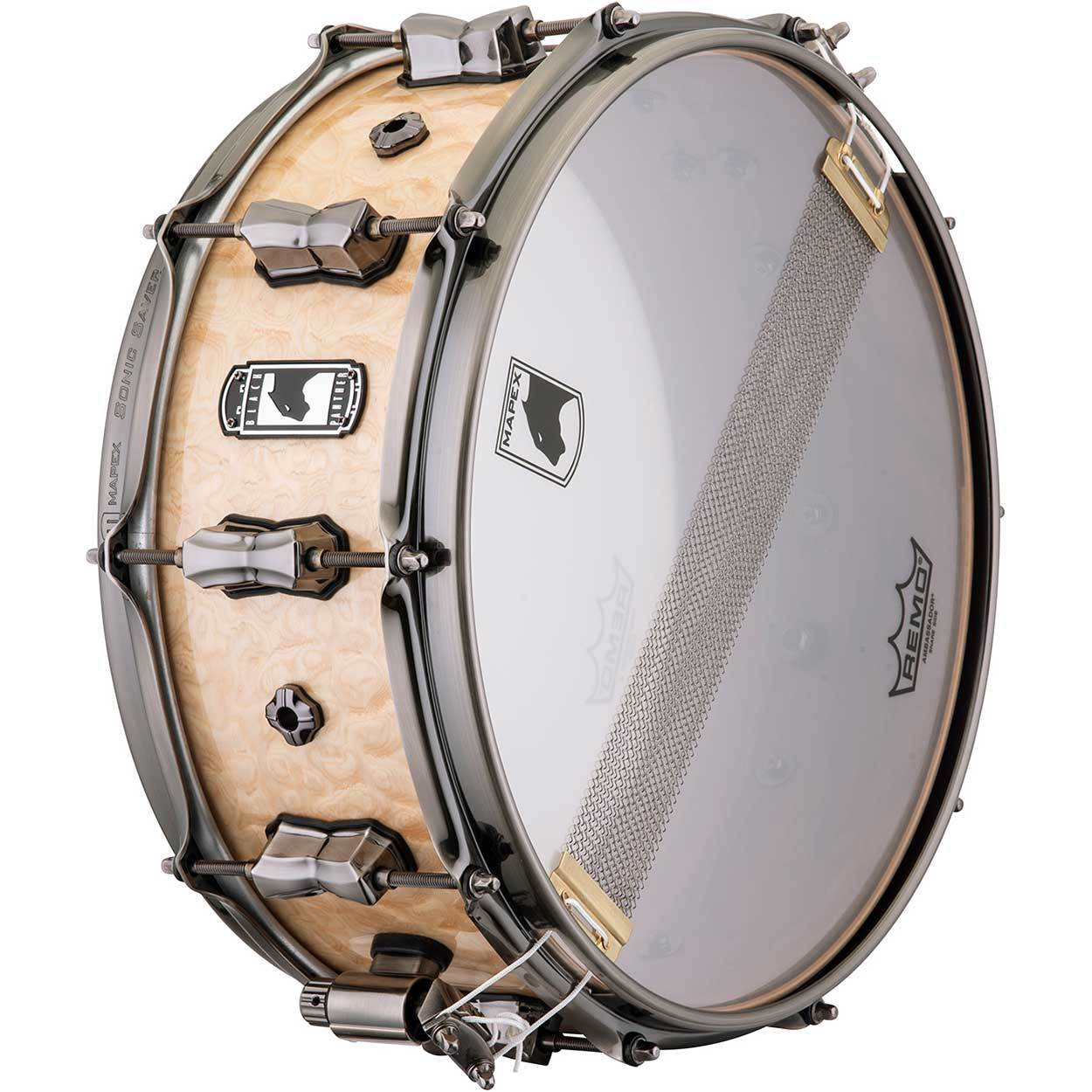 Açık ahşap kaplamalı ve gümüş metal aksamlı bir Mapex Black Panther trampet.
