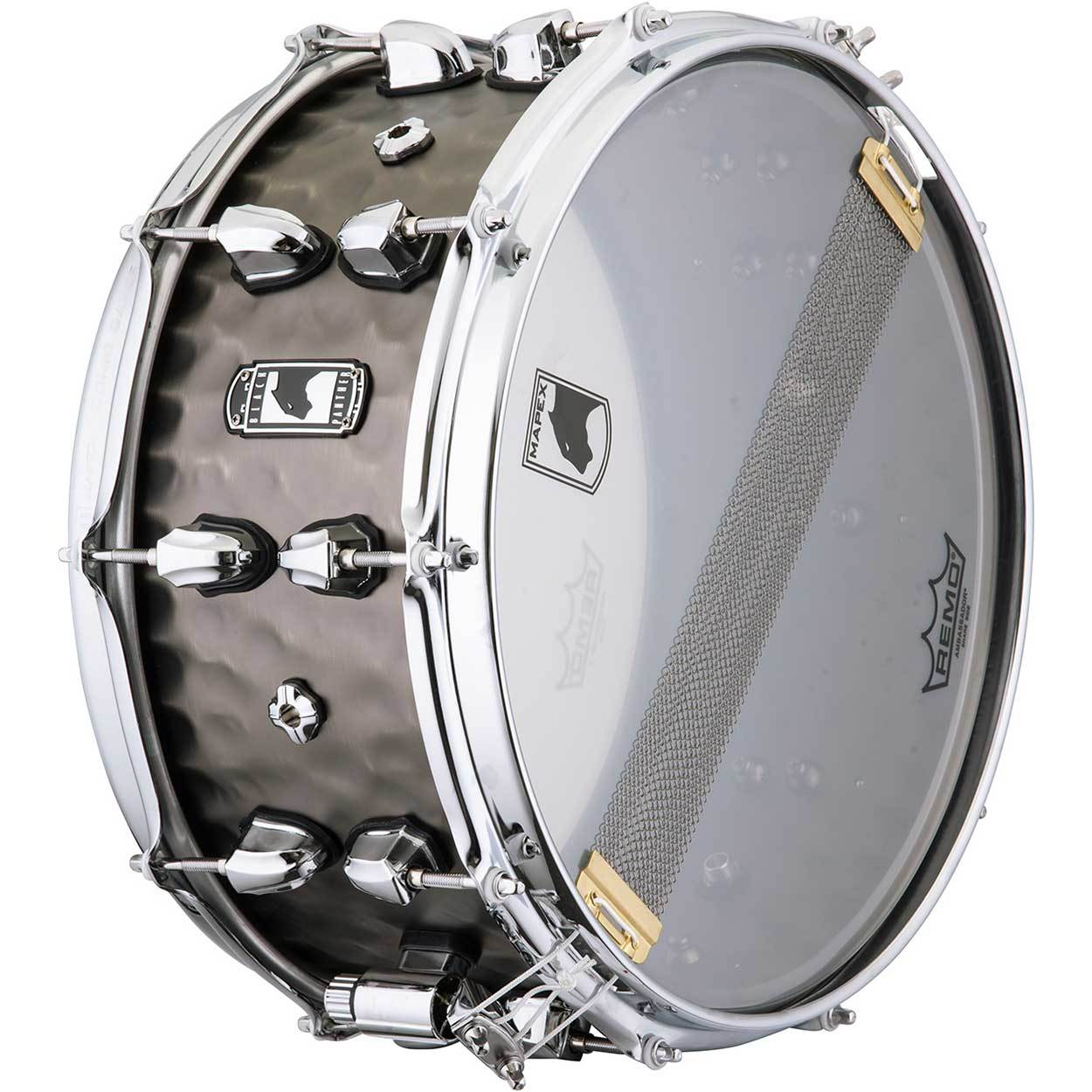 Krom donanıma ve şeffaf Remo derisine sahip Mapex Black Panther trampet.