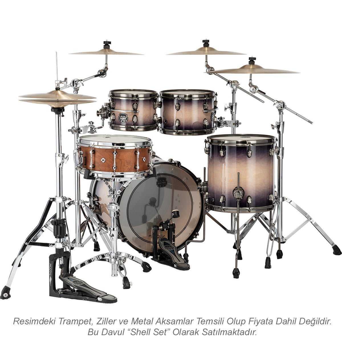 Birden fazla tom, trampet, bas davulu, zil ve pedalı olan bir Mapex davul seti.