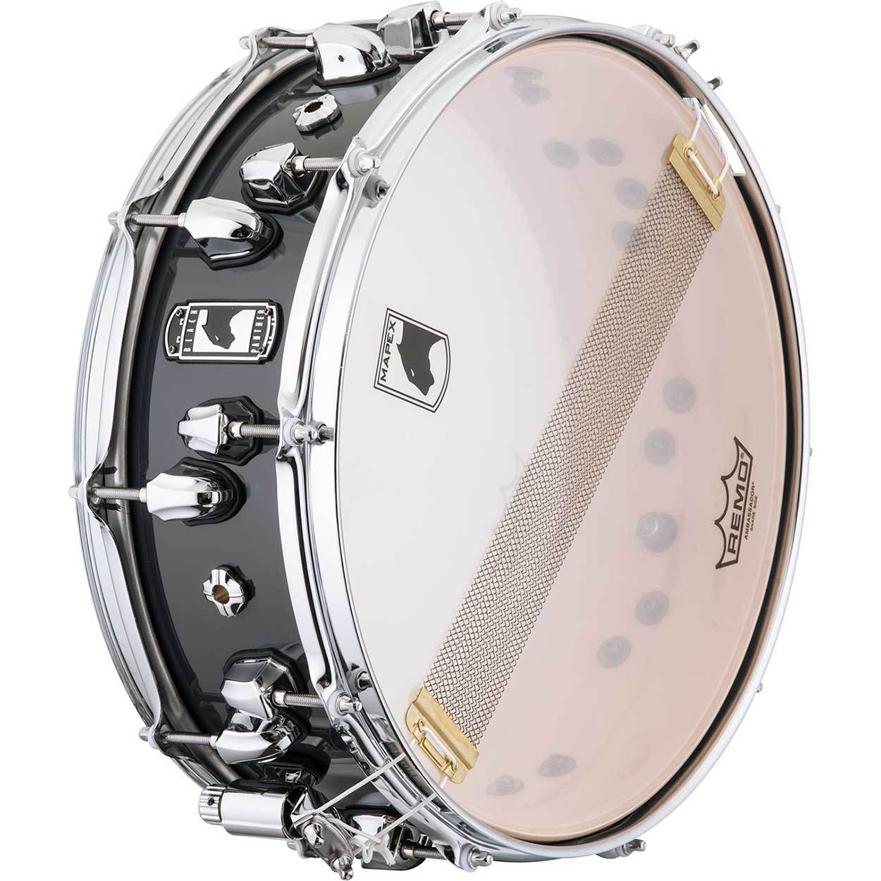 Krom donanıma ve Remo deriye sahip siyah bir Mapex Black Panther trampet.