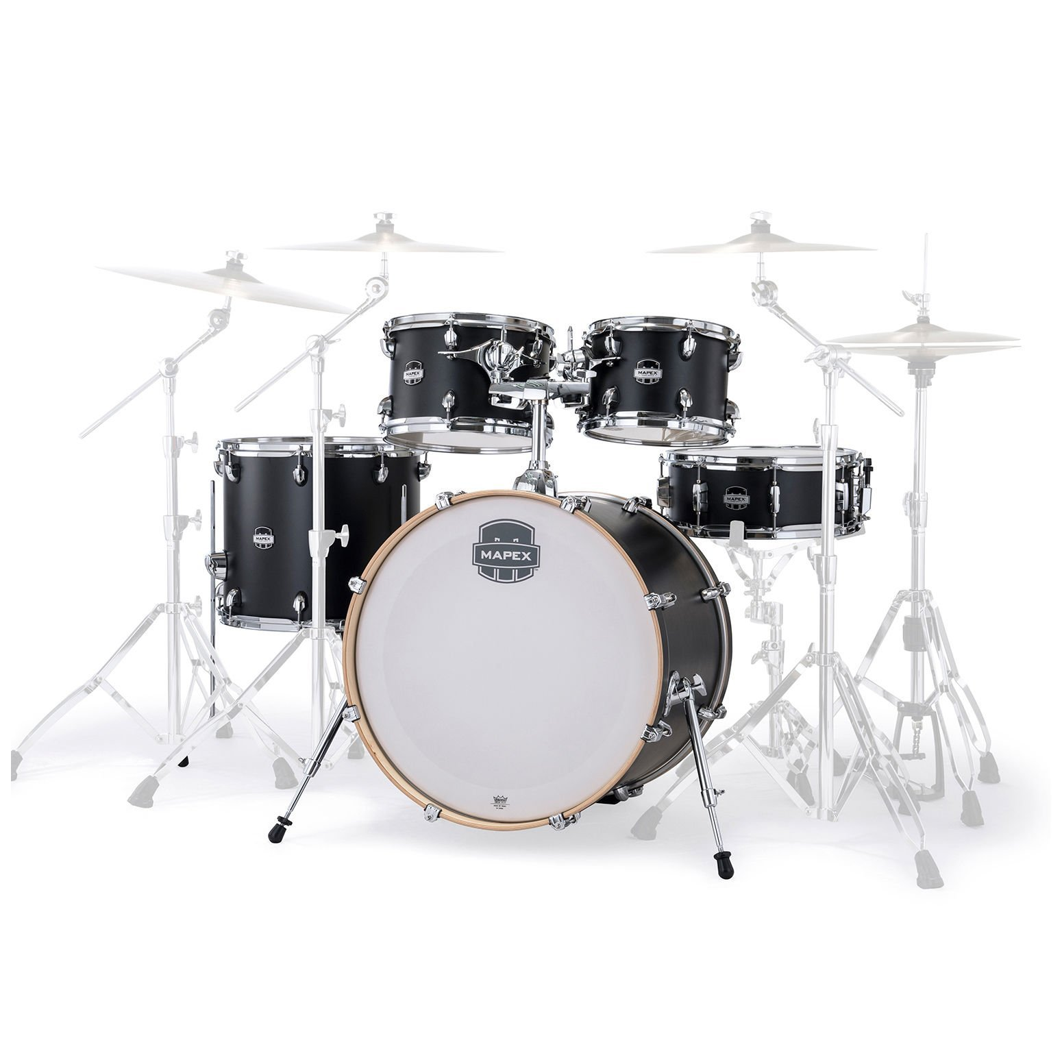 Büyük bas davulu ve zilleri olan siyah bir Mapex davul seti.