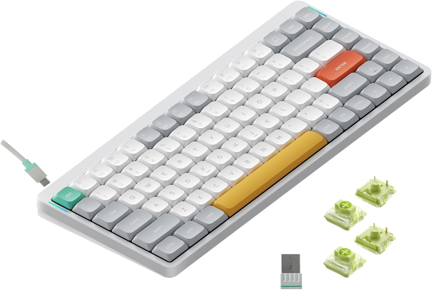 Biała i szara klawiatura mechaniczna z kablem USB, żółtymi i pomarańczowymi klawiszami, zapasowymi przełącznikami.