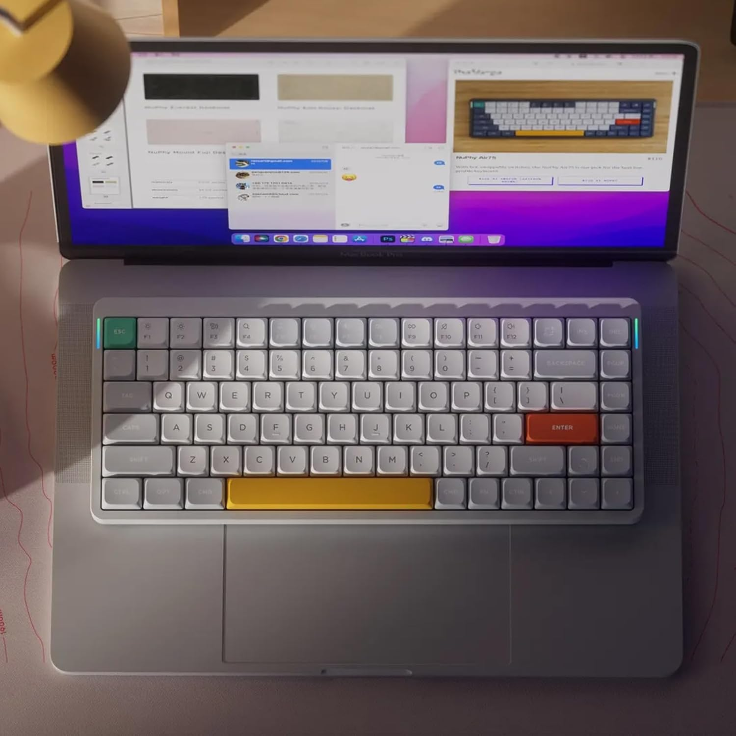 Laptop z białą klawiaturą, pomarańczowymi i żółtymi klawiszami. Ekran wyświetla różne strony internetowe.