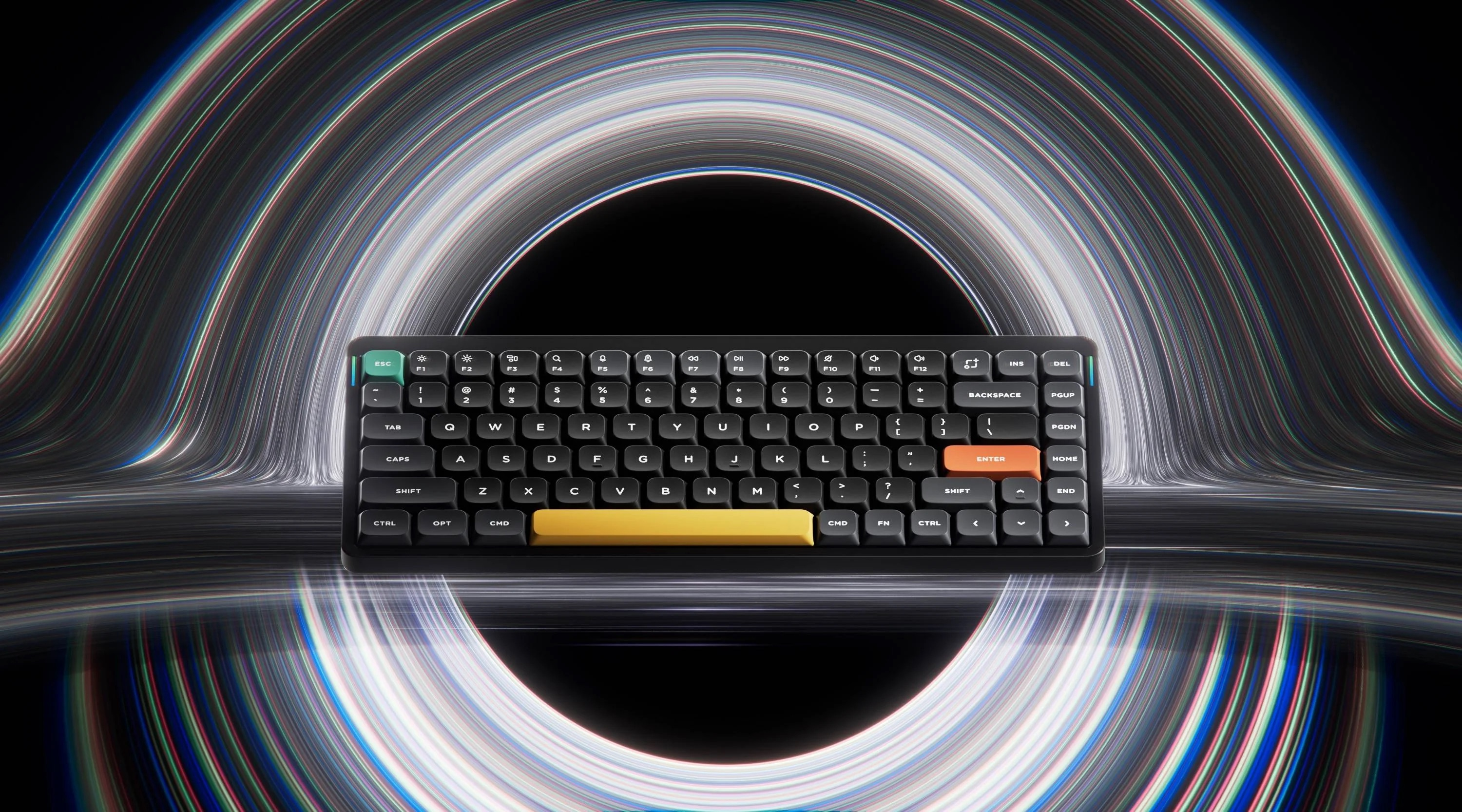 Czarna klawiatura mechaniczna z żółtym spacja i pomarańczowym klawiszem Enter. Abstrakcyjne tło smug światła.