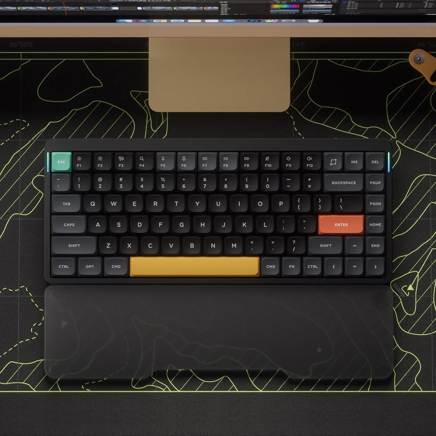 Czarna klawiatura z żółtymi i pomarańczowymi klawiszami na mapie topograficznej.