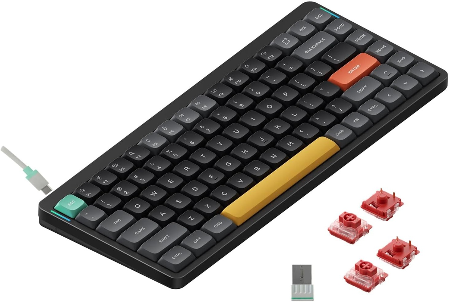 Ciemna klawiatura mechaniczna z kablem USB-C, pomarańczowym Enter, żółtymi klawiszami Shift i trzema czerwonymi przełącznikami.