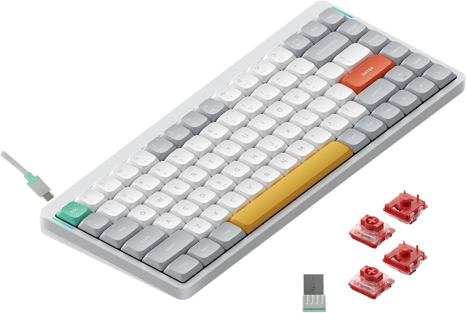 Kompaktowa biała klawiatura mechaniczna z szarymi, białymi, pomarańczowymi i żółtymi klawiszami. Podłączony jest kabel USB.
