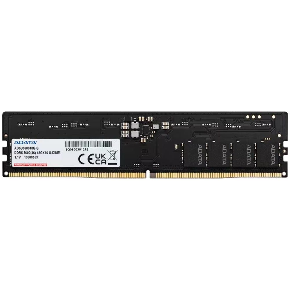 Modulo RAM ADATA DDR5 con etichette e circuiti su PCB nero.