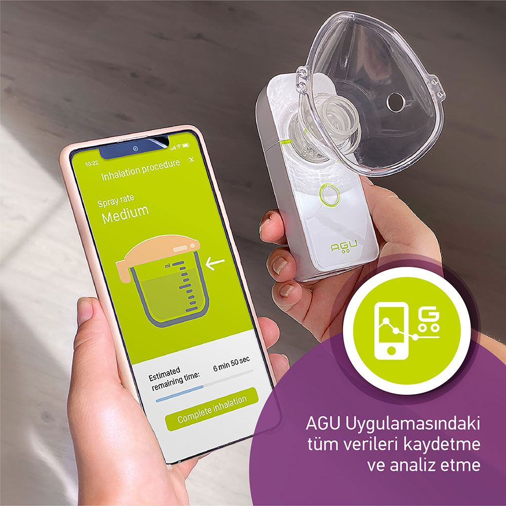 Telefon inhalasyon uygulaması gösteriyor. Yanında nebulizator var.