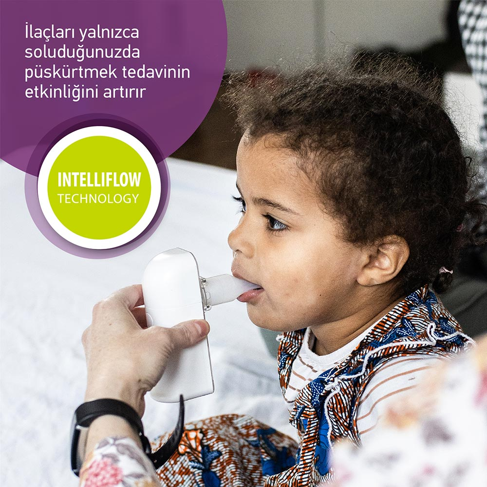 Bir çocuk, bir el tarafından tutulan beyaz bir inhaler kullanıyor.