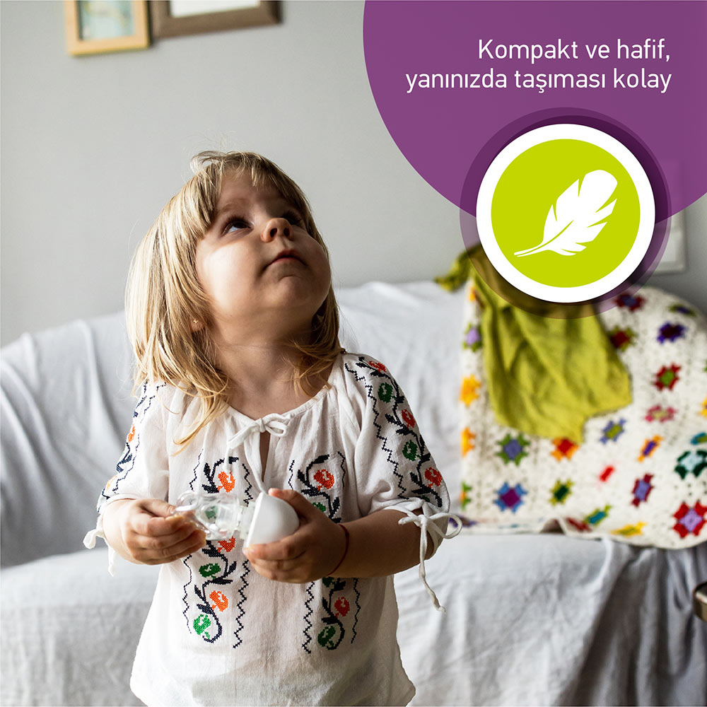 Sarışın küçük bir kız, yumurta tutarak yukarı bakıyor.
