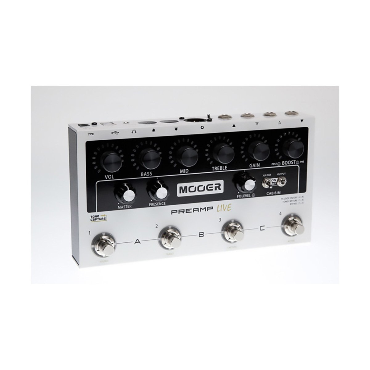 Siyah düğmeler ve etiketlere sahip beyaz bir Mooer Preamp Live gitar efekt pedalı.