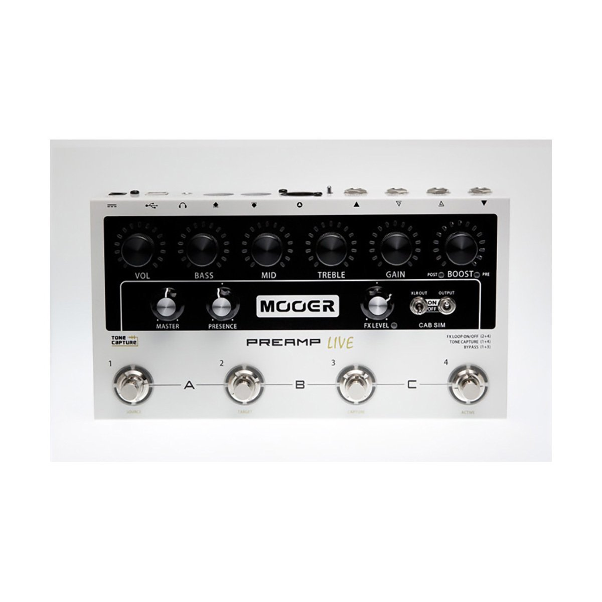 Beyaz arka plan üzerinde düğmeler ve ayak pedalları bulunan bir Mooer Preamp Live gitar pedalı.
