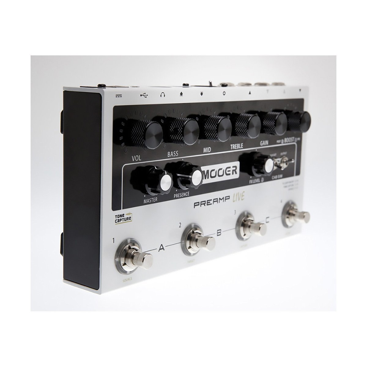 Gümüş renkli Mooer Preamp Live gitar efekt pedalı, siyah düğme ve anahtarlara sahip.