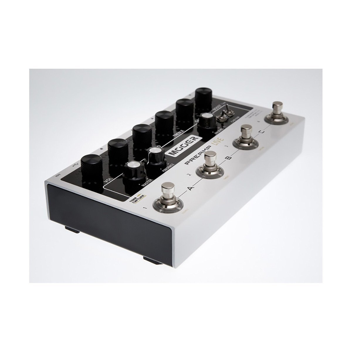 Gümüş renkli, siyah düğmeli ve ayaklı anahtarlı gitar preamplifikatör pedalı.