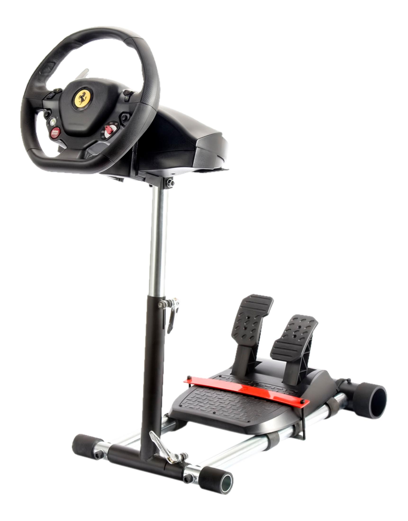 Een zwart racestuur met pedalen en een zilveren standaard, op witte achtergrond.