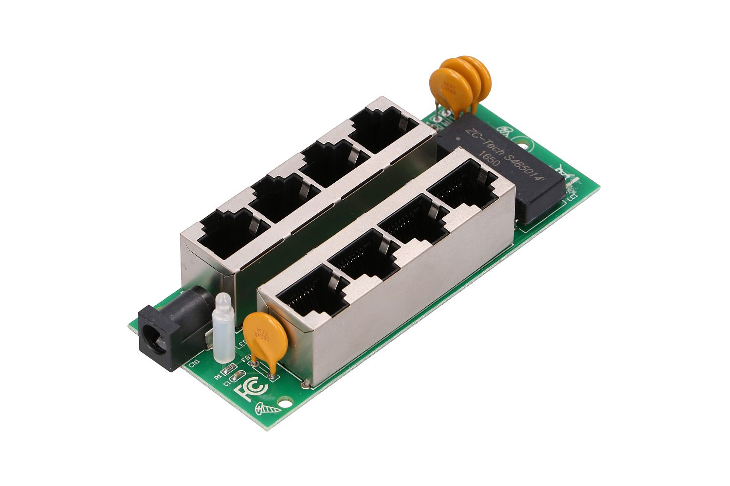 Una scheda verde con otto porte Ethernet e un connettore di alimentazione nero.