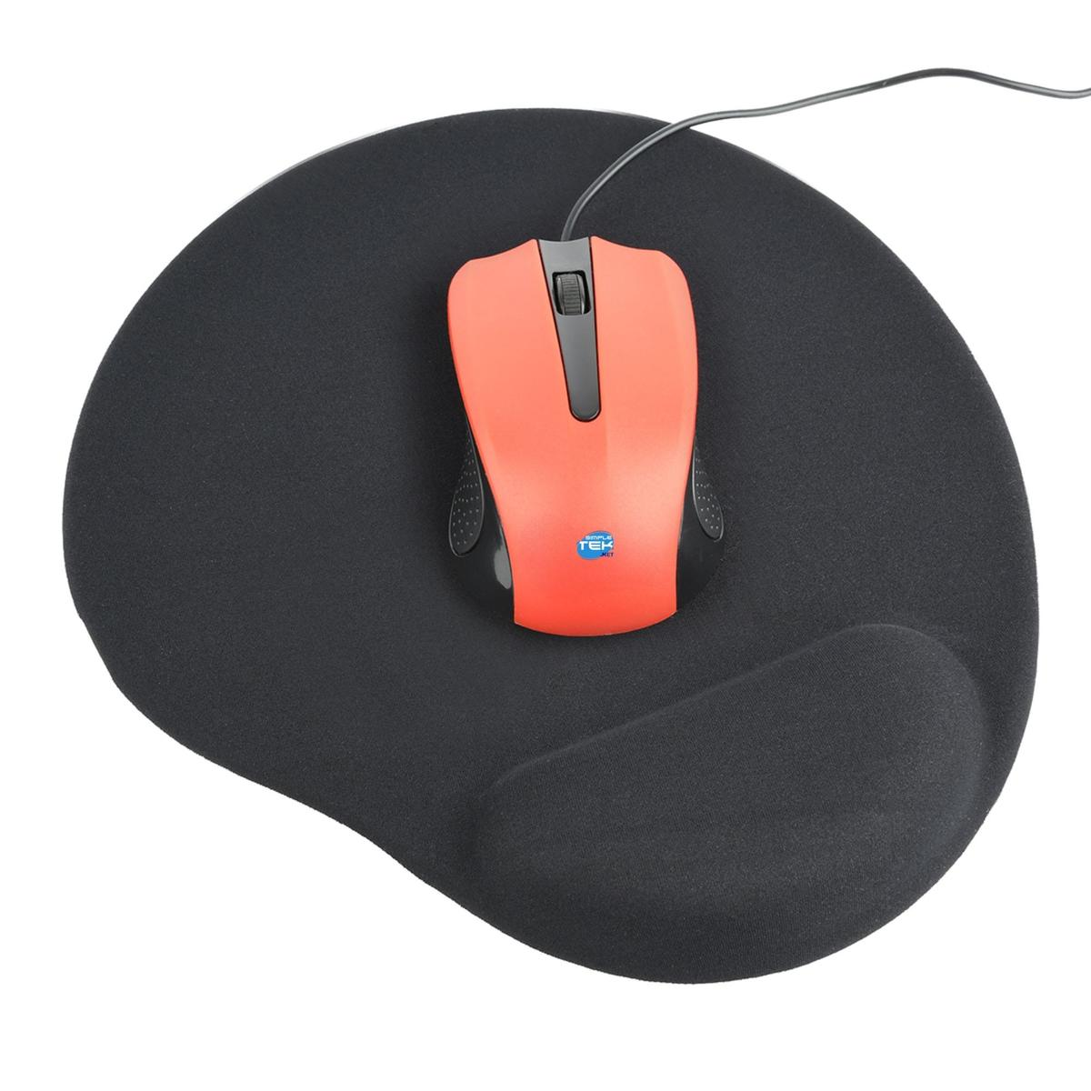 Souris d'ordinateur orange sur un tapis de souris ergonomique noir avec support poignet.