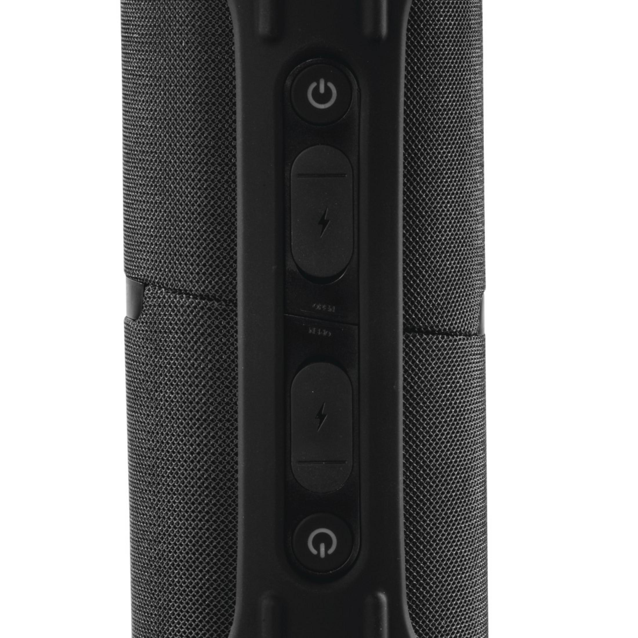 Czarny głośnik z przyciskami zasilania i symbolem błyskawicy.