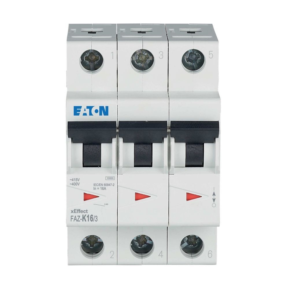 Un interruttore Eaton tripolare etichettato FAZ-K16/3.